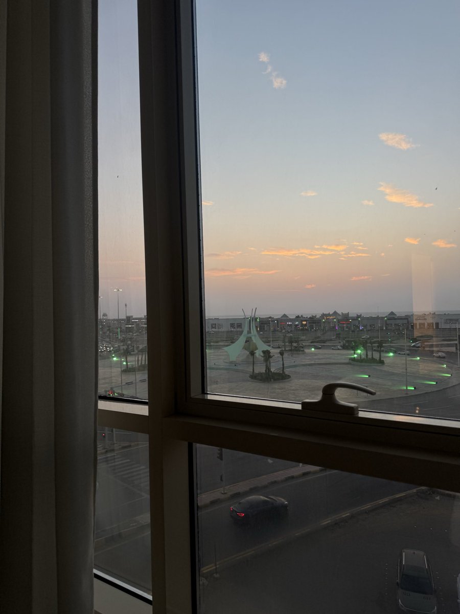 B_y313's tweet photo. الفلاسفة يقولون: "التكرار يكشف جوهر الشيء". والمؤمن حين يكرر الدعاء، يكتشف جوهر نفسه: أنه عاجز، ضعيف، محتاج، هذا الاعتراف المتجدد هو عبادة، حتى لو لم تتحقق الأمنية بعد، لأن اللّٰه يُعلّمك أن قيمة الدعاء في الارتباط، لا في النتيجة فقط. https://t.co/GImv2HRr2a