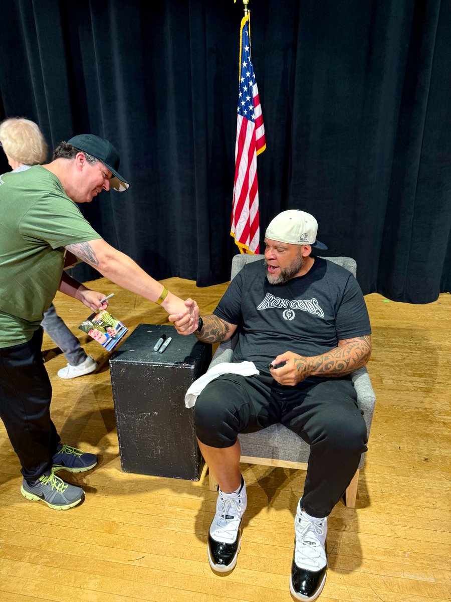 Voices4Voices's tweet image. A much-needed evening of patriotism 🇺🇸 and laughter at @PlanetTyrus Live. Grateful to Tyrus’ team for the generosity who was our 2023 Voice of the Year Recipient!