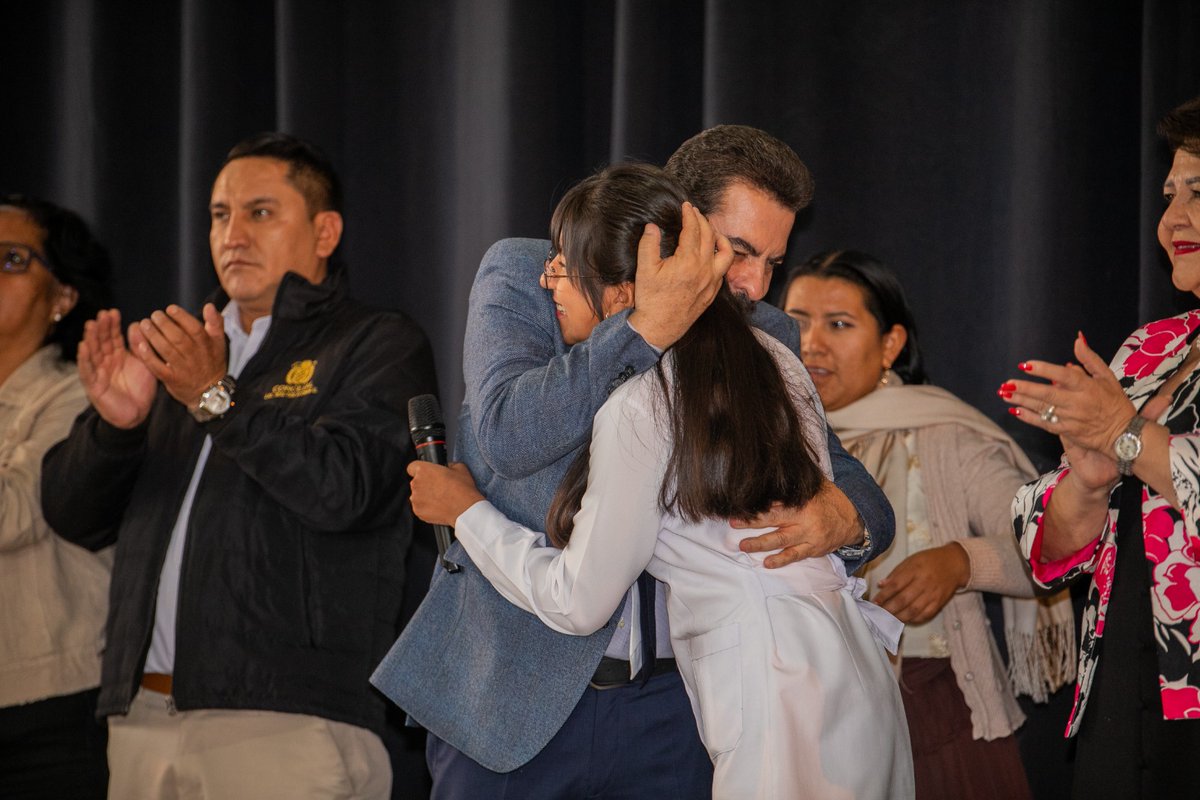 maurimu10's tweet photo. La educación es prioritaria en la gestión de @ManfredBolivia. Entregamos mobiliario escolar a 25 Unidades Educativas, beneficiando a nuestros estudiantes de nivel inicial, primaria y secundaria. https://t.co/3a4j2gXIjD
