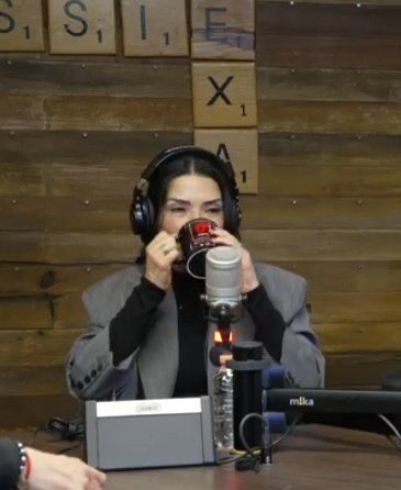 julioamx's tweet photo. Esta peligrosa llegó desde las 8:00, se puso a entrevistar a Rodolfo Landeros presidente del Teletón, hizo de EXA FM su programa (porque ya había trabajado con Yordi en ella) y reavivó la llama 🔥 de su shipp. 😆 @DalilahPolanco señoras y señores. #LaCasaDeLosFamososMx https://t.co/DQMutchhzq