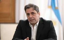 tucba's tweet photo. Lo junan... un desconocido: Lisandro Catalán, Mtro dl Interior. Acaba d informar a la justicia q la reimpresión d las boletas, para sacar la mancha venenosa de Espert, costará 12 mil millones de $. Equivale a 9 meses de sueldos d hambre q Milei paga a nuestros científicos. https://t.co/NtE3boaFtQ