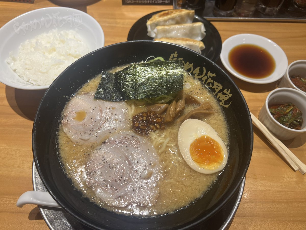 1_sandaimekouzi's tweet photo. 二俣川のラーメン花月嵐めっちゃ美味いな
久しぶりに花月食べたけどここ特別美味く感じるw

#昼休み無し22時20分退社からのやっと飯２日連続昼休み無しの残業やばいだろ

#ramenwalker https://t.co/8j0I5YLsOW