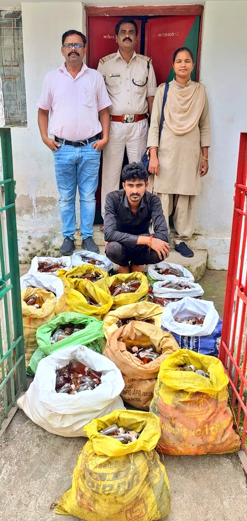 BalodaBazarDist's tweet image. अवैध शराब कारोबार पर प्रभावी रोक की दिशा में बड़ा कदम।
बलौदाबाजार में आबकारी विभाग की टीम ने ग्राम जुड़ा से 144 बल्क लीटर (800 पाव) अवैध विदेशी मदिरा जब्त कर आरोपी को किया गिरफ्तार।
@DeepakSoni_1
#balodabazar 
#ExciseDepartment 
#ExciseRaid 
#Chhattisgarh