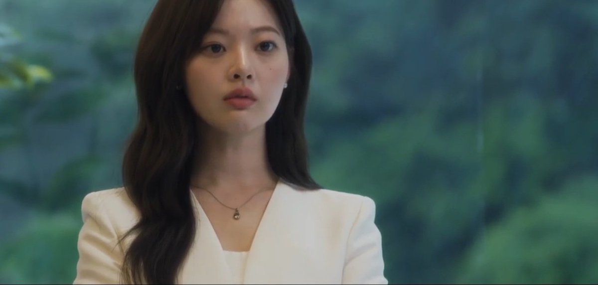 BluKimchiKdrama's tweet photo. She disappeared after episode 2 and popped back up looking like this and living at Chairman Yang's house. I really think she's Hyun Min-cheol's daughter and Chairman Yang is waiting for the perfect moment to use her as a weapon.

#FirstLady #FirstLadyEp5 https://t.co/xpKPPZo8Qc