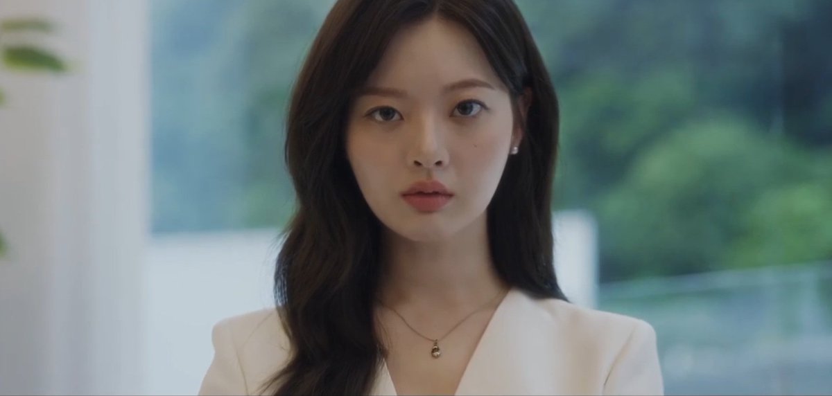 BluKimchiKdrama's tweet photo. She disappeared after episode 2 and popped back up looking like this and living at Chairman Yang's house. I really think she's Hyun Min-cheol's daughter and Chairman Yang is waiting for the perfect moment to use her as a weapon.

#FirstLady #FirstLadyEp5 https://t.co/xpKPPZo8Qc