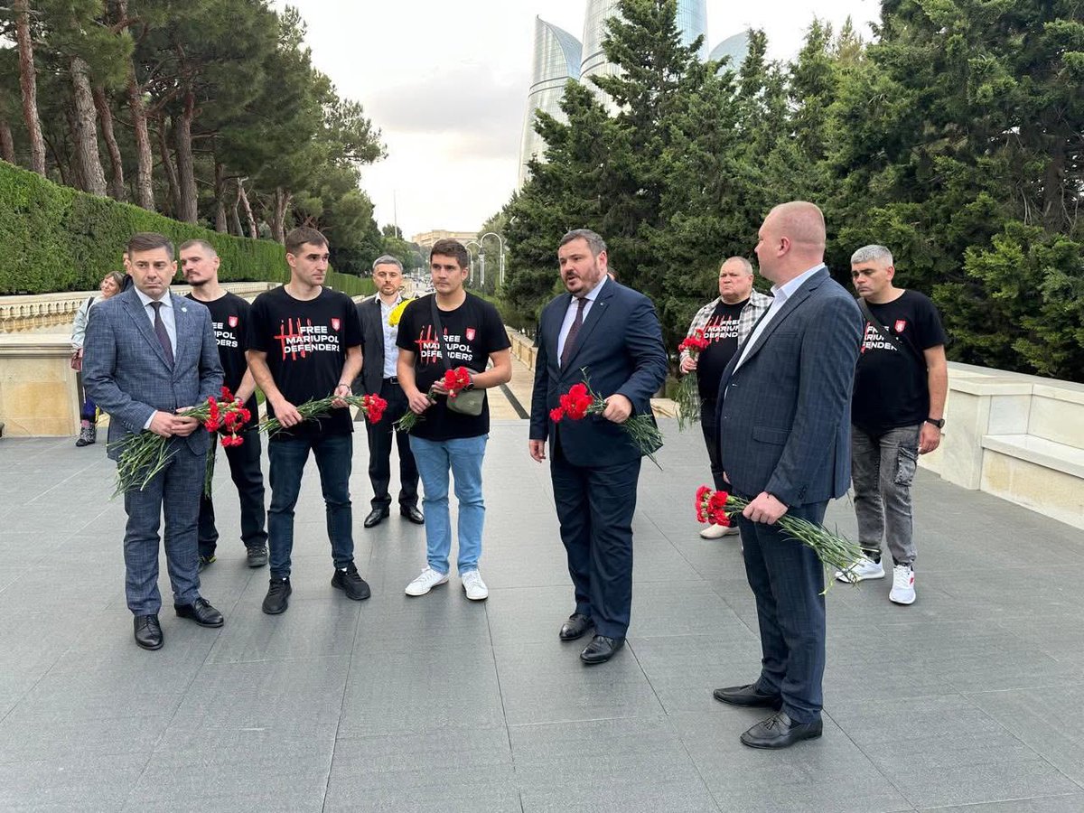 Together with Ukrainian Ombudsman Dmytro Lubinets &amp; Mariupol defenders who underwent rehab in 🇦🇿, we honored Azerbaijani heroes at the Alley of Martyrs in Baku — a tribute to courage, freedom &amp; friendship. 🇺🇦🤝🇦🇿