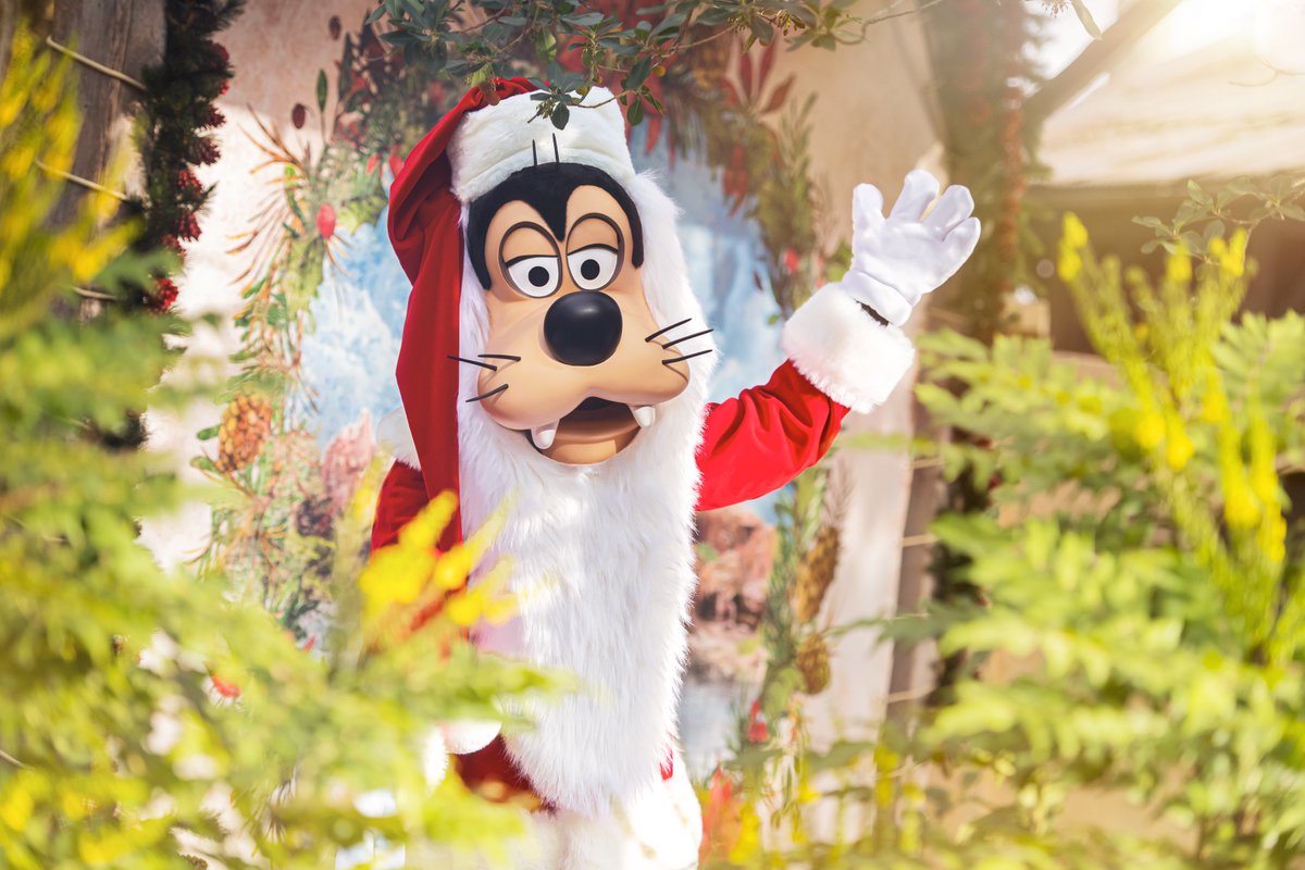 DisneyParis_EN's tweet image. Tick, tock... the countdown is on! Only 30 more sleeps until Disney Enchanted Christmas gives Disneyland Paris an extra-magical sprinkling of sparkles. ✨🎄🎅 Who's counting down the days to November 8th?👀🙌