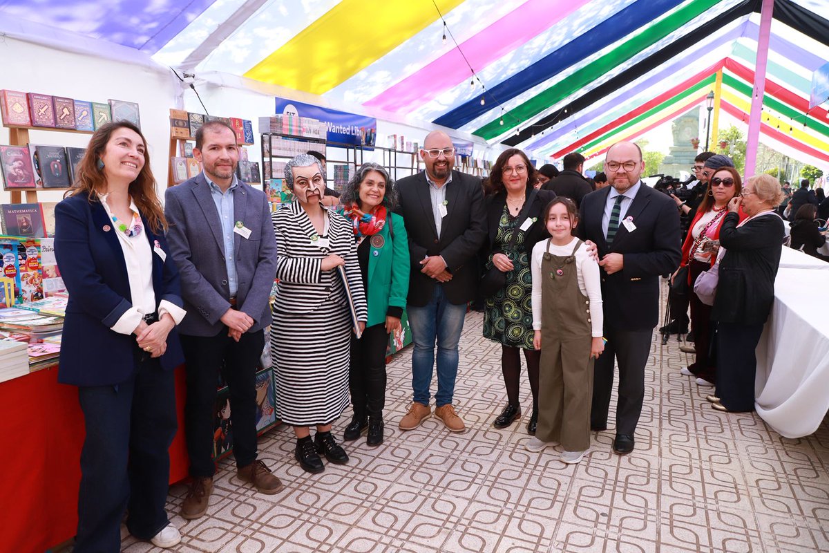 📚📖 Hoy inauguramos una nueva versión de la Feria del Libro Infantil y Juvenil de Talca – FILIT 2025, un espacio donde la lectura, la creatividad y la comunidad se encuentran.

Mientras vivimos la magia de los libros, la ciudad vibra con la emoción del Mundial Sub-20 ⚽.