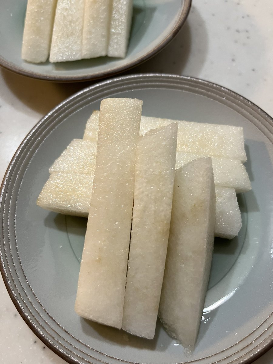 CekdU7HSfO09D74's tweet image. おやつの時間
こんばんは😊
北九州の今は晴れ。
月がきれいで澄んだ空です。
今日のおやつは梨。
洋梨を逆さにしたような形。上から見ると普通の梨ですが、下から見ると洋梨のよう。
香りが良く甘い💕
兄が実家に送ったもののお裾分けです。
インスタでよく見る食べやすいカット。
食べやすいよ〜。