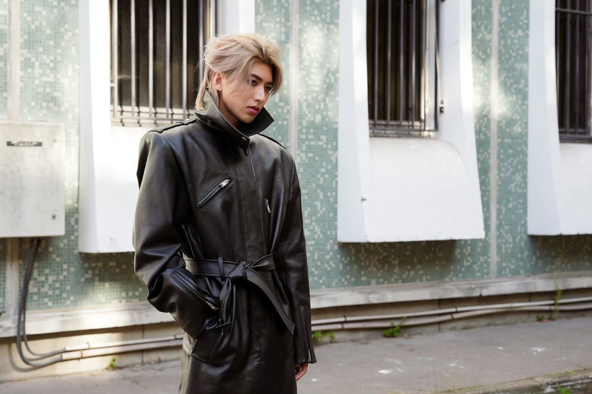 canriko126's tweet photo. Cai Xukun commanded attention at Paris Fashion Week in Mugler's unreleased black structured leather piece, flawlessly blending Eastern aesthetics with futurism.

KUN Enchants Paris with Mugler

#KUN #KUNxMuglerSS26 #Mugler #PFW
@kun_officialx @mugler https://t.co/0CKx1LjGd2