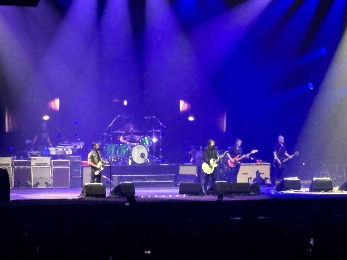 progrefan's tweet photo. FOO FIGHTERS @ さいたまスーパーアリーナ終了✨
O.A.マキシム ザ ホルモン40分、FOO FIGHTERS 110分強。
ほぼNonstopで、HeavyでShoegazingながらもEmoで意外とMelodiousな楽曲の数々で圧倒。
インバウンド比率も高めで、観客も大盛り上がりでした😅
#FOOFIHHTERS https://t.co/uxOZAX99n5
