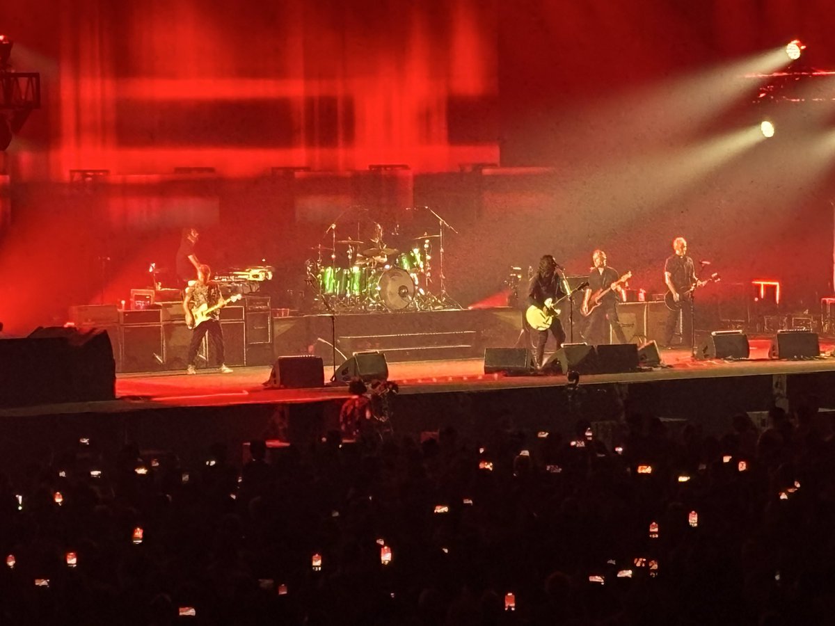 progrefan's tweet photo. FOO FIGHTERS @ さいたまスーパーアリーナ終了✨
O.A.マキシム ザ ホルモン40分、FOO FIGHTERS 110分強。
ほぼNonstopで、HeavyでShoegazingながらもEmoで意外とMelodiousな楽曲の数々で圧倒。
インバウンド比率も高めで、観客も大盛り上がりでした😅
#FOOFIHHTERS https://t.co/uxOZAX99n5