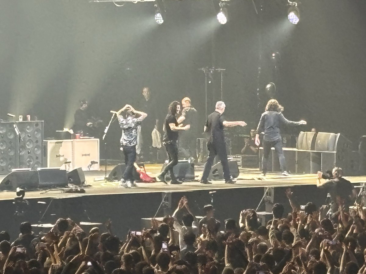 progrefan's tweet photo. FOO FIGHTERS @ さいたまスーパーアリーナ終了✨
O.A.マキシム ザ ホルモン40分、FOO FIGHTERS 110分強。
ほぼNonstopで、HeavyでShoegazingながらもEmoで意外とMelodiousな楽曲の数々で圧倒。
インバウンド比率も高めで、観客も大盛り上がりでした😅
#FOOFIHHTERS https://t.co/uxOZAX99n5