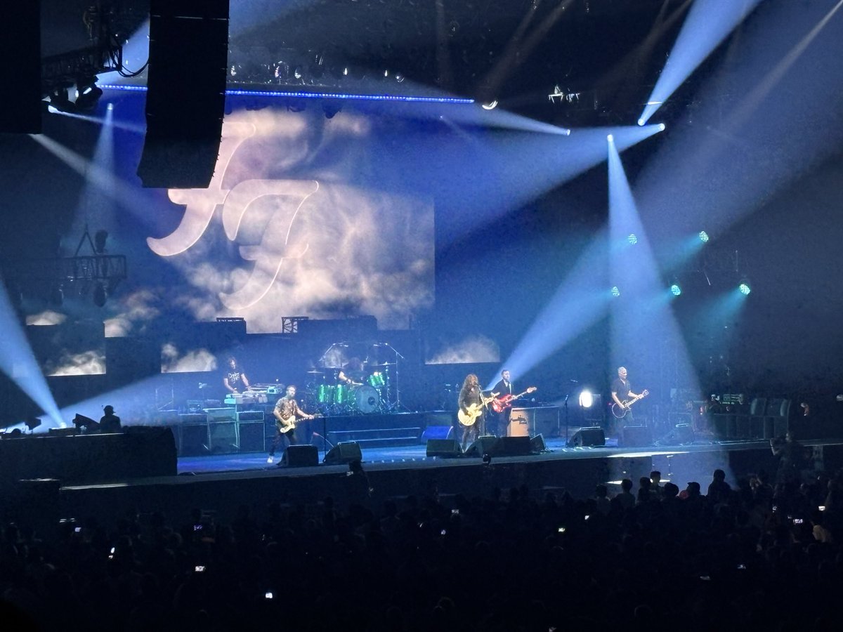 progrefan's tweet photo. FOO FIGHTERS @ さいたまスーパーアリーナ終了✨
O.A.マキシム ザ ホルモン40分、FOO FIGHTERS 110分強。
ほぼNonstopで、HeavyでShoegazingながらもEmoで意外とMelodiousな楽曲の数々で圧倒。
インバウンド比率も高めで、観客も大盛り上がりでした😅
#FOOFIHHTERS https://t.co/uxOZAX99n5