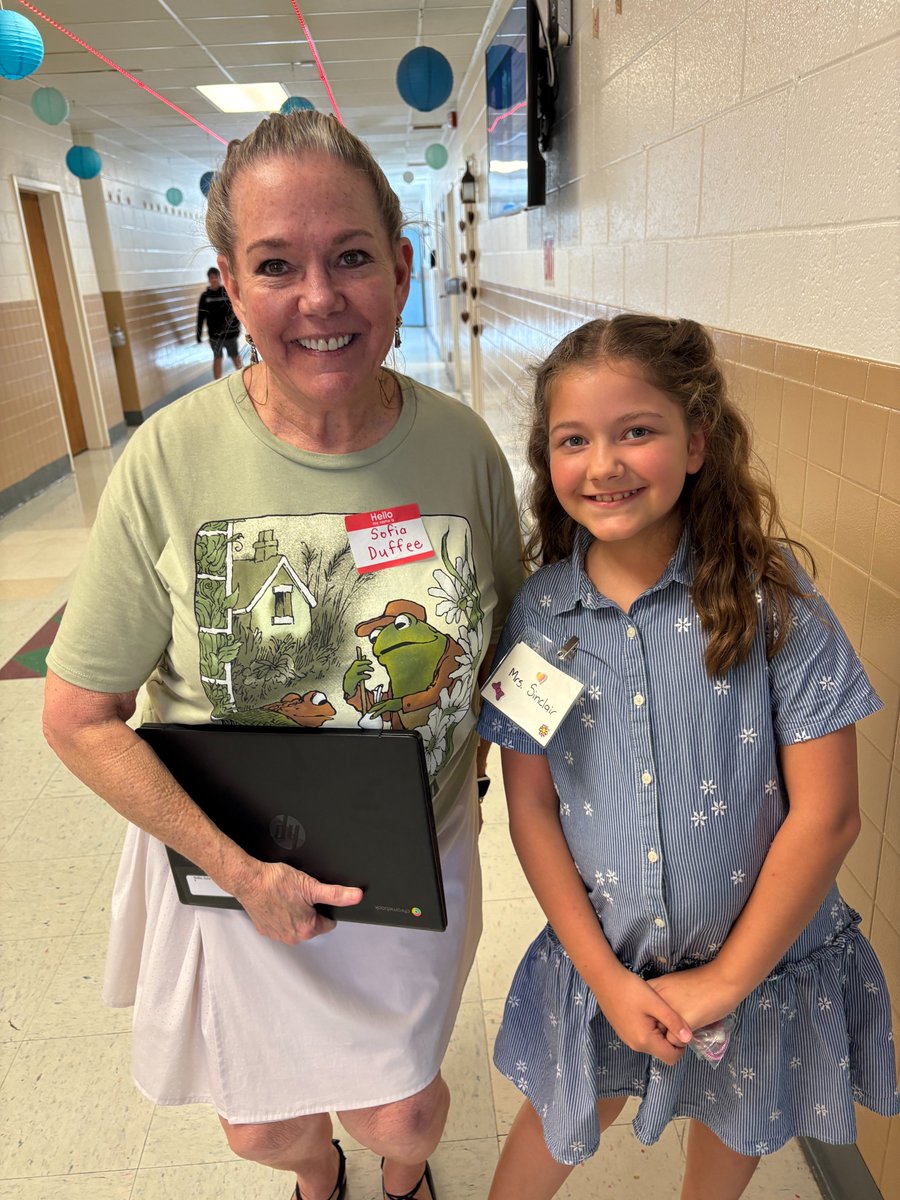 WSESSmithfield's tweet image. Little Mrs. Winkley and little Mrs. Sinclair for spirit week photos on Opposite Day! #WestsideBestside