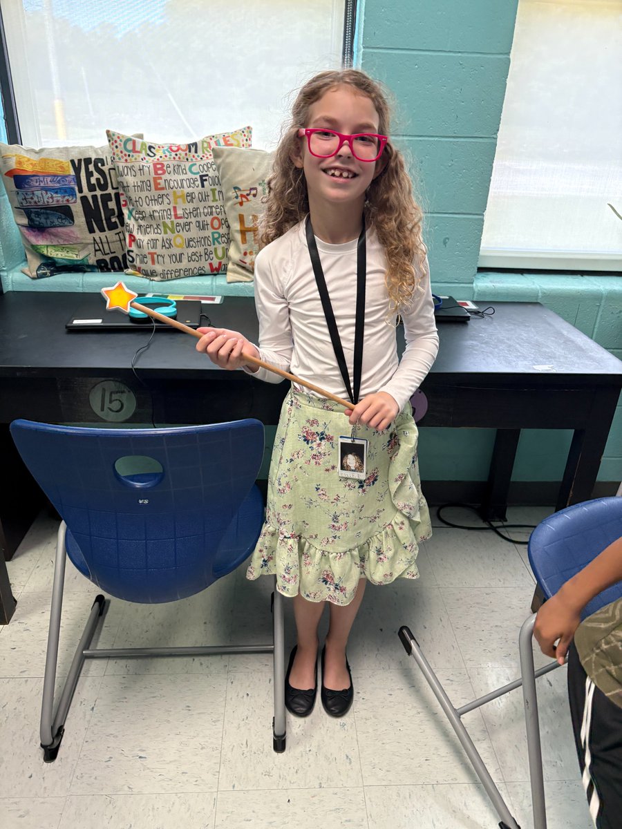 WSESSmithfield's tweet image. Little Mrs. Winkley and little Mrs. Sinclair for spirit week photos on Opposite Day! #WestsideBestside