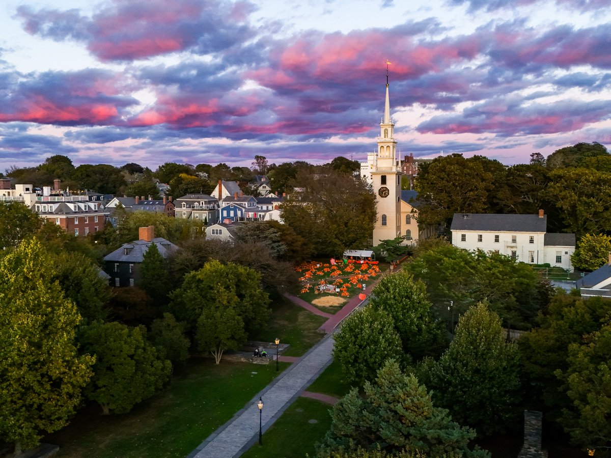 Newport = Halloweentown 🎃

The pumpkins have arrived...✨

Pick-your-own pumpkins and gourds, choose from delicious baked goods and apple cider, and enjoy pop-up live music (on the weekends) in the square until Halloween, 10/31 🧡

Read on: bit.ly/3UnOpet