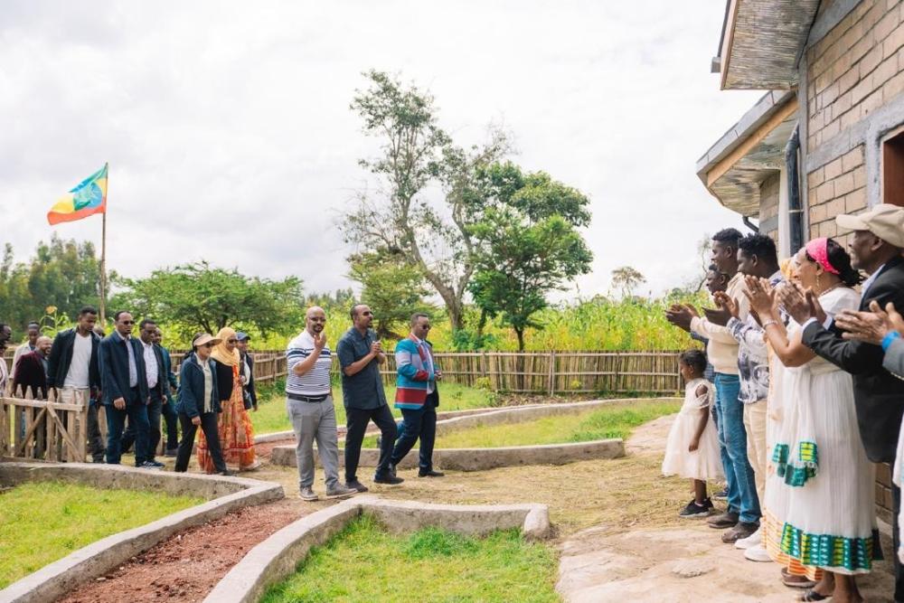 Addisu_N_1's tweet photo. Prime Minister @AbiyAhmedAli handed over model rural villages in #Halaba and #Kembatta,low-cost homes built with local materials, powered by #solar, using biogas for cooking, and equipped with sanitation, service spaces, and separate animal shelters. Expansion continues under Rural Corridors.
#Ethiopia