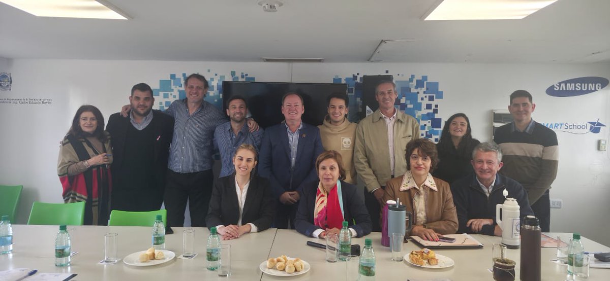 Un gustazo trabajar con ustedes! Gracias al Presidente <a href="/roloroa/">Rolando Roa</a> y al Vice <a href="/RudiBundziak/">Rudi Bundziak</a>  por compartir laboralmente 4 años de gestión en la Comisión y a todos los Diputados salientes. Todo lo mejor en su futuro y carreras.
PD: El recuerdo queda cómo lo que son: buenas personas