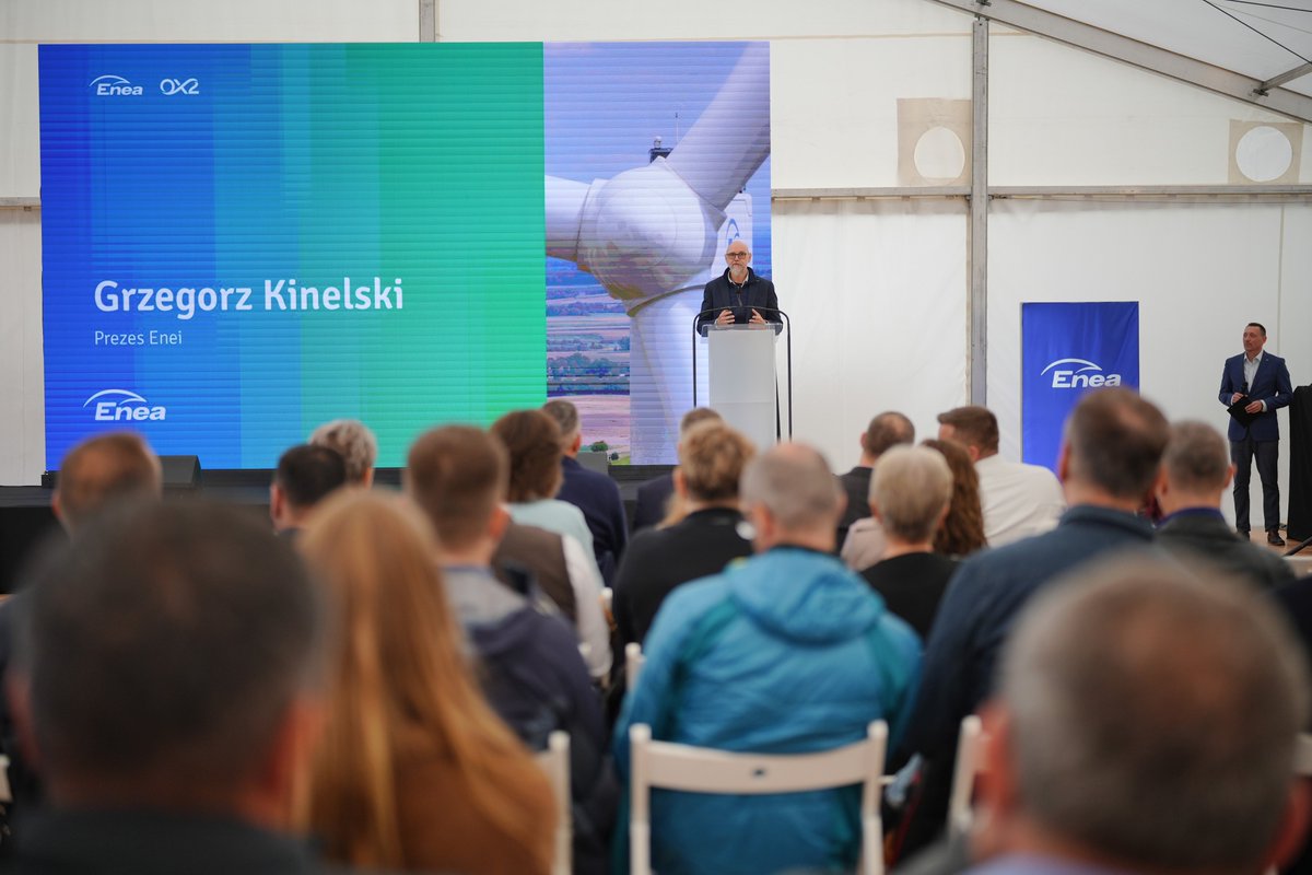 Grupa_Enea's tweet photo. #EneaNews 💪 Zlokalizowana w woj. świętokrzyskim #FarmaWiatrowa #Bejsce dołączyła do parku wytwórczego #EneaNowaEnergia – spółki zarządzającej w Grupie #Enea aktywami #OZE. 💬 Prezes #Kinelski: "Nie zwalniamy tempa, #TransformacjaEnei przyspiesza. Farma Wiatrowa Bejsce to nasz odpowiedzialny wkład w transformację polskiego sektora energetycznego i kolejny krok na drodze do zeroemisyjności".
Sześć nowoczesnych turbin wiatrowych o łącznej mocy 20 MW, wybudowanych przez firmę OX2, wytworzy rocznie energię dla blisko 20 tys. gospodarstw domowych. Szczegóły w komunikacie prasowym ➡️ https://t.co/7OAzOjA0gD
