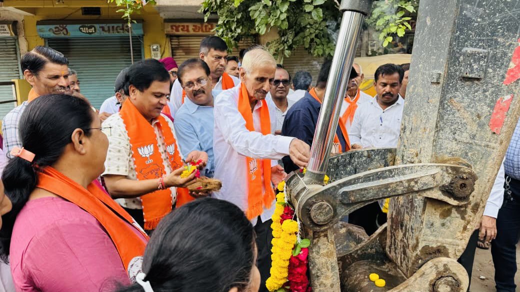 babusinhbjp's tweet photo. અટલ વિશ્વાસનો વિકાસપથ...
વટવા વિધાનસભાના વટવા વોર્ડમાં જનસુખાકારીમાં વધારો કરવાના ભાગરૂપે વિવિધ માર્ગોના ખાતમુર્હત પ્રસંગે ઉપસ્થિત રહ્યો.
#development #ViksitBharat #BJP4IND #BJPGujarat #mlavatva #mlababusinhjadav #VatvaVidhansabha https://t.co/LW0CQLyMMI