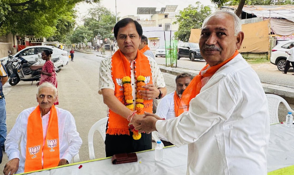 babusinhbjp's tweet photo. અટલ વિશ્વાસનો વિકાસપથ...
વટવા વિધાનસભાના વટવા વોર્ડમાં જનસુખાકારીમાં વધારો કરવાના ભાગરૂપે વિવિધ માર્ગોના ખાતમુર્હત પ્રસંગે ઉપસ્થિત રહ્યો.
#development #ViksitBharat #BJP4IND #BJPGujarat #mlavatva #mlababusinhjadav #VatvaVidhansabha https://t.co/LW0CQLyMMI