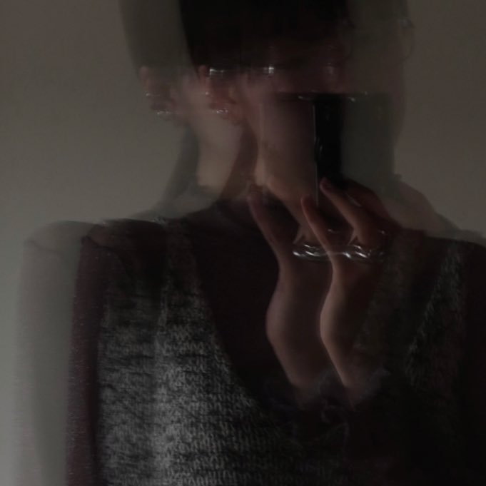 鏡越しの変な写真、4枚貯まった。