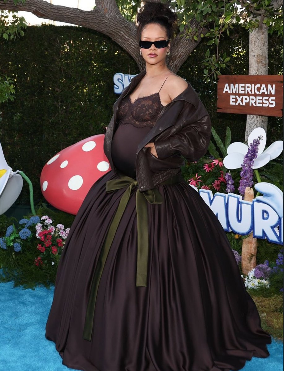 headnavy's tweet image. Instantly thought of Rihanna when I seen the dress