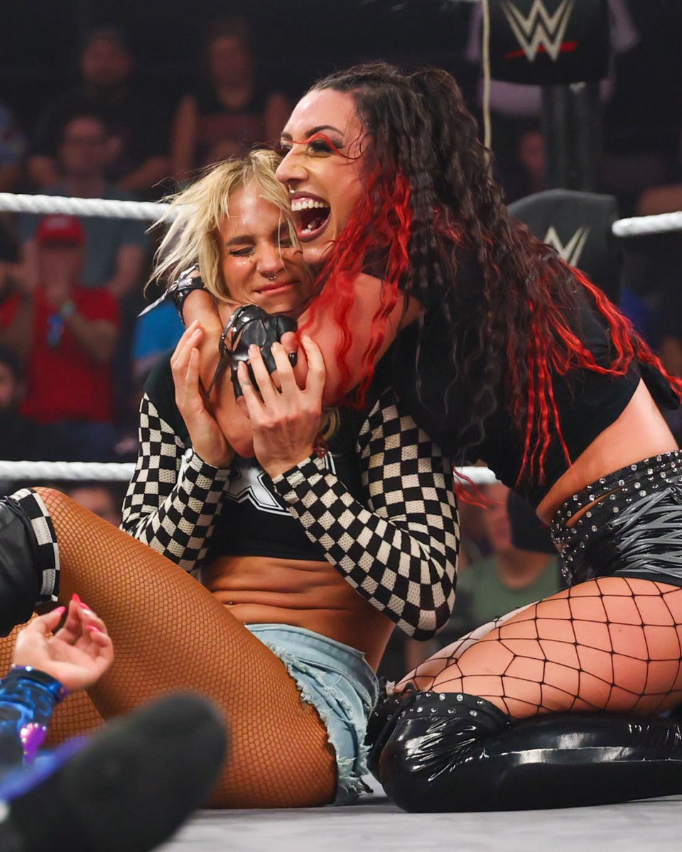 WWEUK's tweet image. Champs get it done for Team #WWENXT! 👏 🙌 #NXTShowdown