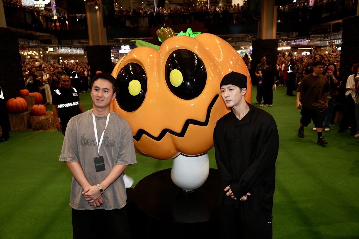 centraljwbr's tweet photo. Jackson Wang está comemorando seu evento “Under the Castle” pela primeira vez na Tailândia, no EMSPHERE..
#EMDISTRICT #EMDISTRICTHAUNTEDHALLOWEEN2025
#UTC #UNTERTHECASTLE #HAUNTEDHOUSE
#EMPORIUM #EMQUARTIER #EMSPHERE #JacksonWang @JacksonWang852 #TEAMWANG https://t.co/ZoqLzcI8MY
