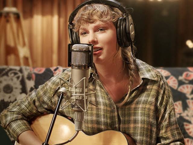 ThaiTaylorSwift's tweet image. บางครั้งเพลงก็คือศิลปะทุกคนล้วนมีความชอบและมุมมองที่ต่างกันซึ่งวิจารณ์ได้ ถกเถียงกันได้เป็นเรื่องปกติแต่การบอกว่าเทย์เขียนเพลงได้ดีเพราะคนรักเก่า(joe) นี่ไม่เห็นด้วยนะ เพราะจริงๆเทย์เขียนเพลงได้ดีมาแต่ไหนแต่ไรแล้ว มันไม่จำเป็นต้องพิสูจอะไรแล้วด้วยซ้ำ อยากให้ฟังเพลงให้สนุก ❤️