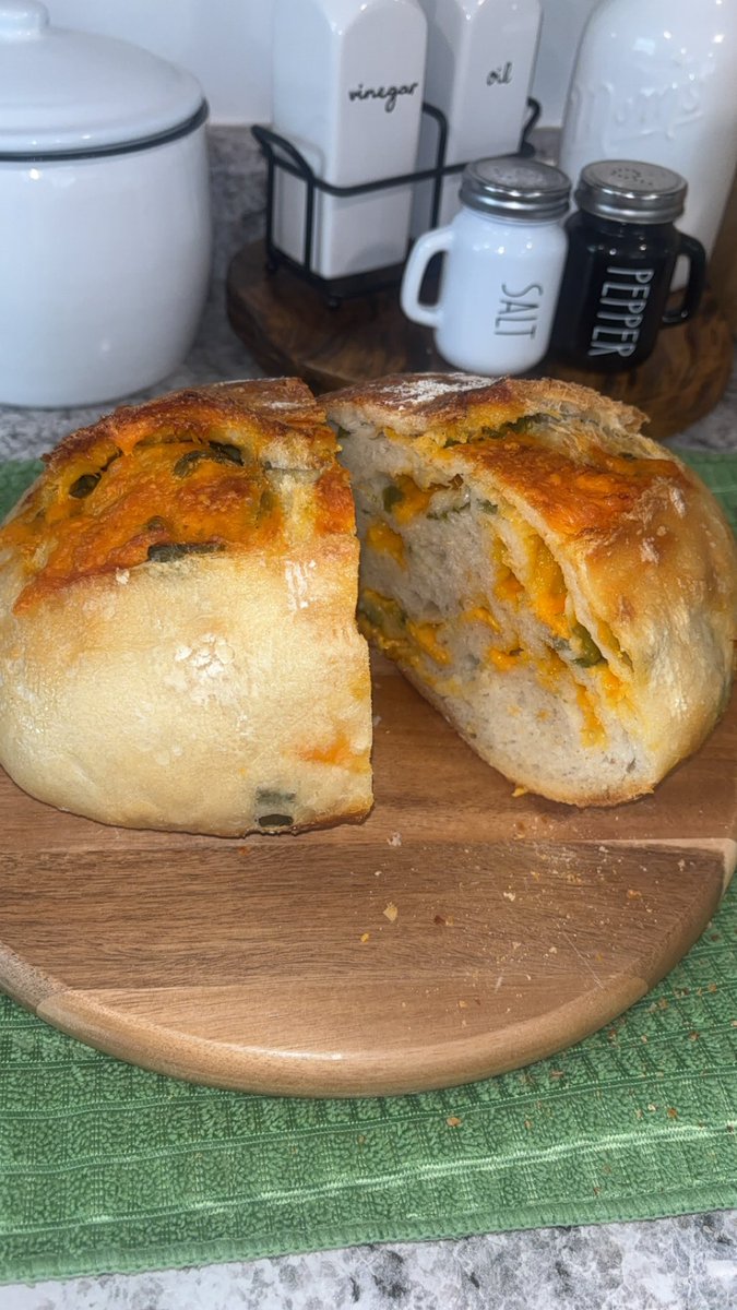 ItsCourtneyCox's tweet photo. Crumb shot of my jalapeno cheddar loaffffff https://t.co/hptyJBkiW8
