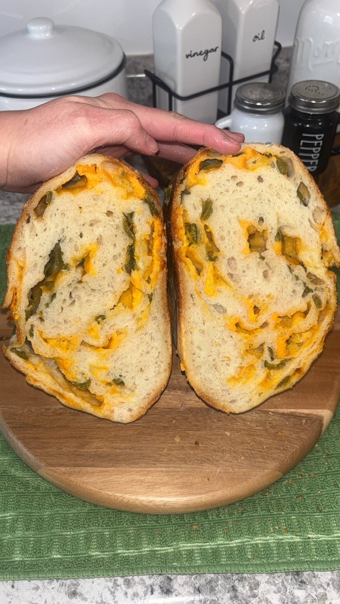 ItsCourtneyCox's tweet photo. Crumb shot of my jalapeno cheddar loaffffff https://t.co/hptyJBkiW8