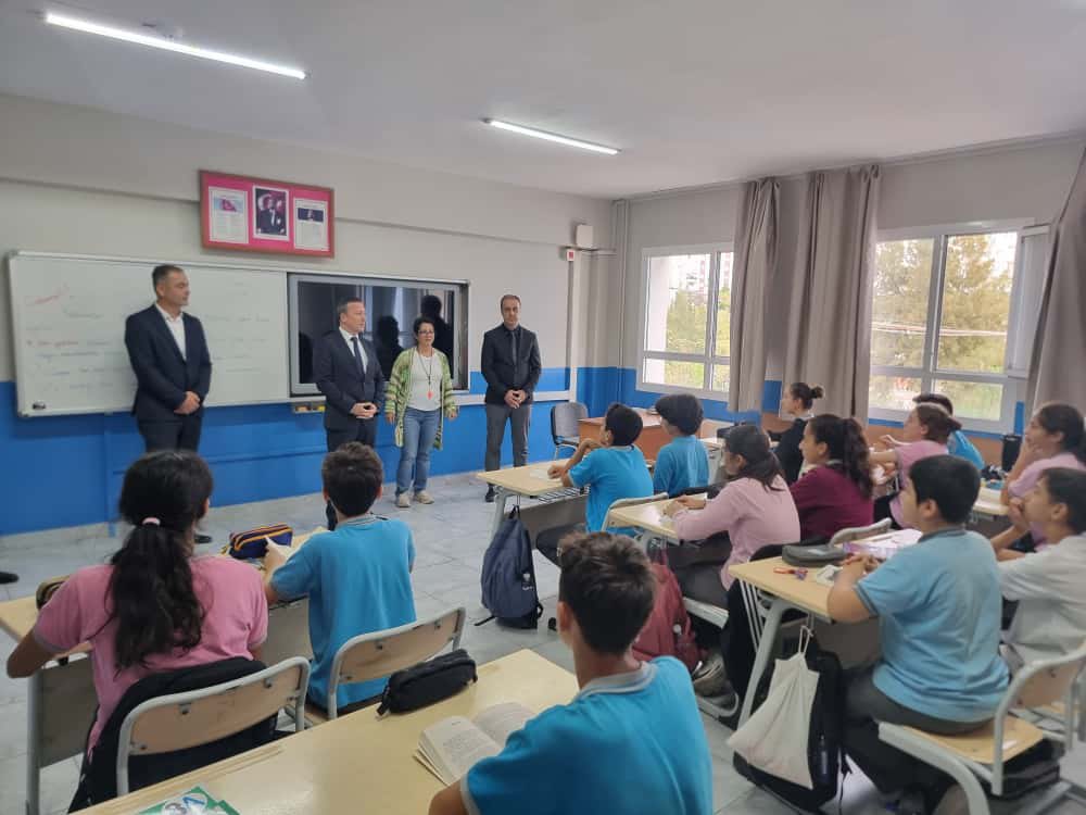 Kaymakamımız Sayın Fatih Görmüş, beraberinde İlçe Milli Eğitim Müdür V. Serkan Bayrakçı ile birlikte, Kemal Hadımlı Ortaokulu Müdürü Fatih Kaya’yı ziyaret ederek, okulda incelemelerde bulundu.