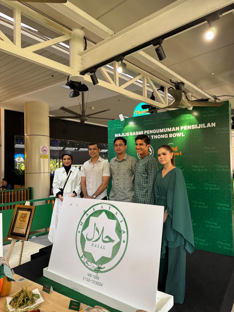 Cikgu_Anep's tweet photo. Mencari yang halal itu kan wajib👍

Aku happy gila bila Thong Bowl sekarang dah officially HALAL certified by JAKIM. Comfort place aku tu weh😍

Bolehlah aku bantai sliced Aussie beef noodles dia dengan lebih tenang lepas ni😂

📍Thong Bowl, IOI City Mall, Putrajaya. https://t.co/OE1I70yHgd
