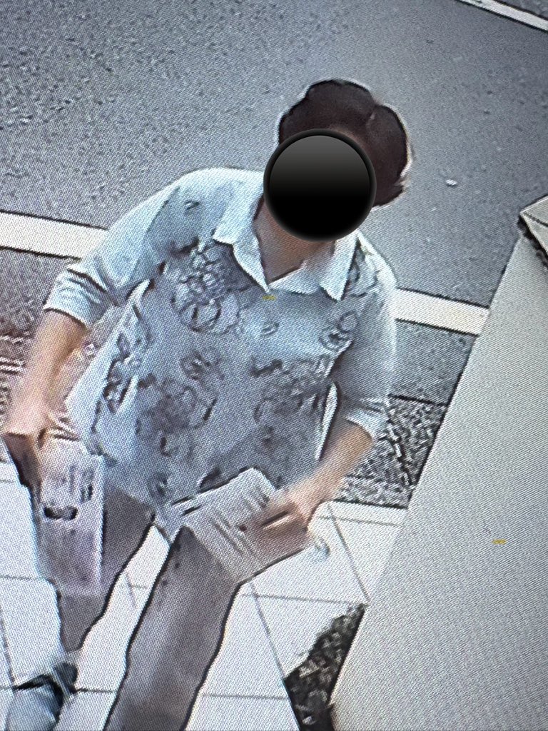 satohnc's tweet photo. 本日14時54分
白い犬を前カゴに乗せたまま当院の患者様用自転車置き場に自転車を停め、当院のポストだけでなく建物の全部屋のポストに反ワクチラシを投函し立ち去ったメガネの女性に告ぐ

業務妨害目的で敷地に立ち入っており、恐怖を感じたため、警察に相談します

全て録画済みです https://t.co/JTJh42jH9W