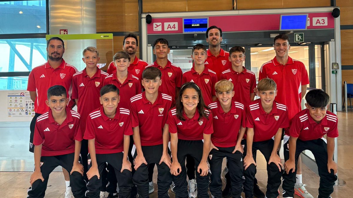 CanteraSFC's tweet image. 🛫 El #SevillaFCInfB viaja ya hasta Orlando para disputar el Torneo #LALIGAFCFUTURES Internacional en tierras norteamericanas. ⚪️🔴

#CanteraSevillaFC