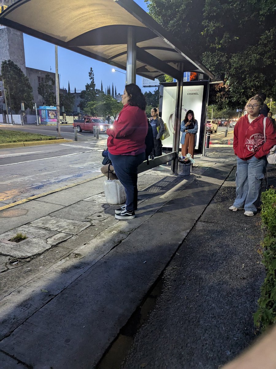 AhedoAlex's tweet photo. @TransporteJal @trafico_zmg 30 minutos esperando un autobús en la estación glorieta colon. https://t.co/vbAN0Tkea7