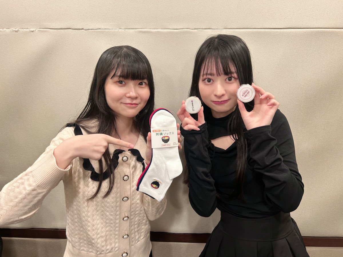 ohtaki_bashi's tweet photo. ラブライブ！イキヅライブ！いきづらい部！
知らんらんらじお！第3回は金澤奇跡役の坂野愛羽さんと調布のりこ役の瀬古梨愛さん
🍰🔐
シャケはμ's曲や矢澤にこ推し
せこりあはAqours青ジャン🌊
 #イキヅライブ #いきづらい部 #lovelive 
 #知らんらんらじお #坂野愛羽 #瀬古梨愛 
1stライブまで129日🪽

初の公式ラジオ番組の第3回担当は北陸・福井サテライトの金澤奇跡役の坂野愛羽さんと調布のり��役の瀬古梨愛さんという愛愛コンビ🍰🔐

🍰金澤奇跡役　坂野愛羽　シャケ🍰

真面目だけどオン・オフがはっきりしていて自分のテリトリー内ではけっこう緩いところは奇跡と似てる、大人な感じかも

奇跡は猪突猛進で他人の言うことは聞かない感じだけど、自分は人の言うことは打算的な意味も含めてちゃんと聞くと思う

ラブライブは初めてリアタイしたのはAqours
オーディション受かる前に観たのはμ'sの無印

刺さったのは当時かなりバズってた矢澤にこ
曲はLOVELESS WORLDやafter school NAVIGATORS（にこりんぱな）が好き

カラオケでもよく歌うくらいなので、まさか自分がラブライブの一員になれるとは✨

🍰

担当キャラ奇跡の曲はふわふわ生徒曲を想定したたけど、めちゃめちゃロック系でびっくり

でも考えてみれば、奇跡はこっちだよねと納得

香川県でのリリイベは誰も来なかったらどうしようと思ってだけど杞憂だった

みんなの顔を見て安心した
いきなりコールが完璧でびっくり
生の掛け声が聞けて感動した

リリイベ中のMCで観客のシンキングタイム中に調布のりこ「恋のワンタイムパスワード」を鼻歌で歌ってたw

せこりあ：リハでシャケの振り入れが完璧すぎて1stライブまでの道が見えたくらい

🔐調布のりこ役　瀬古梨愛　せこりあ🔐

絶対音感の��ち主で、歌うのが得意とまでは言えないけど、歌うのはめっちゃ好きで自宅でカラオケで2時間くらい平気で歌う

Aqoursの青空Jumping Heartが十八番

2番の歌詞「最初からカンペキにできる筈はないから」がめっちゃ刺さる

イキヅライブのレッスンで最初ボロボロだったので、この歌に救われた

🍰

絵を描くのが好きで得意

担当キャラのりこの絵をこっこり描いてる
世に出すかは考え中
（シャケが猛プッシュする模様😆）

物心ついた頃にはもう描いてた

でも幼稚園の頃とかは周りの目があると恥ずかしくて描けなくて、壁に向かってペンギンを描いてた

その後、小中学校でもずっと描いてて、イラストの道に進もうと考えたことも
趣味として大事にしていきたい

コラボカフェのノートとかに爪痕を残すタイプ

シャケ：せこりあは上��いだけじゃなくて
　　　　描くのが��い

🍰

デビュー曲は可愛い系が来るかと思ったらセクシー系だったのでびっくりしたけど、向いてるかもしれないので全身全霊で臨んだ

緊張すると萎縮してしまうので、リミッターを外す方向で相談して頑張った

自分という役者がのりこという役者を演じることになるので、これからも探り探りやっていきたい

岡山リリイベ来てくれてありがとう！

岡山グルメはデミカツ丼は逃したけど
吉備団子と吉備そばが美味しかった

🍰

汗と涙と筋肉のスポ根系の作品が好き

弱虫ペダルは黒田くん推し
落車で血まみれになる場面が印象的
バイオレンスや血が好きなのかも

映画はサメ映画、食われるキャラと生き残るキャラが分かる

🪽

担当キャラが北陸・福井サテライトの2人

お互いの呼び方は最近はせこ、シャケ&坂野

下の名前��呼ぼうチャレンジは照れるので上手く行ってないそうな😊

奇跡とのりこのショート動画てぇてぇ🥰

せこ：肩の力が抜けてきた頃の収録だったから、わりと自由にやらせてもらえた

シャケ：食べながら喋るせこの演技が小動物的で可愛かった

🪽

せこりあ：岡山・倉敷リリイベのお土産は当地が発祥というマスキングテープ
お団子カラーと桃太郎と鬼とか

シャケの香川土産は香川県限定のうどんグッズ

知らんらん！らじおの次回は10月22日（水）で大阪・梅田サテライトの春宮ゆくり役の奥村優季さんと此花輝夜役の天沢朱音さんが担当

🪽

知らんらん！らじおは始まったばかりの作品の初ラジオ番組なので冒頭で番組自体の自己紹介

この番組はいつかアニラジになりたいラジオです。（中略）…。いつの日かイキヅライブがアニメになったら、このラジオもアニラジになれる、アニ��になりたい！アニラジになりたい！そんな夢を掲げたラジオです！

早くもTVアニメ化フラグ立てて良き😀

イキヅライブの始動からまだ5ヶ月
来年2月の1stライブまで、あと129日
これからも毎日頑張って行こう✊