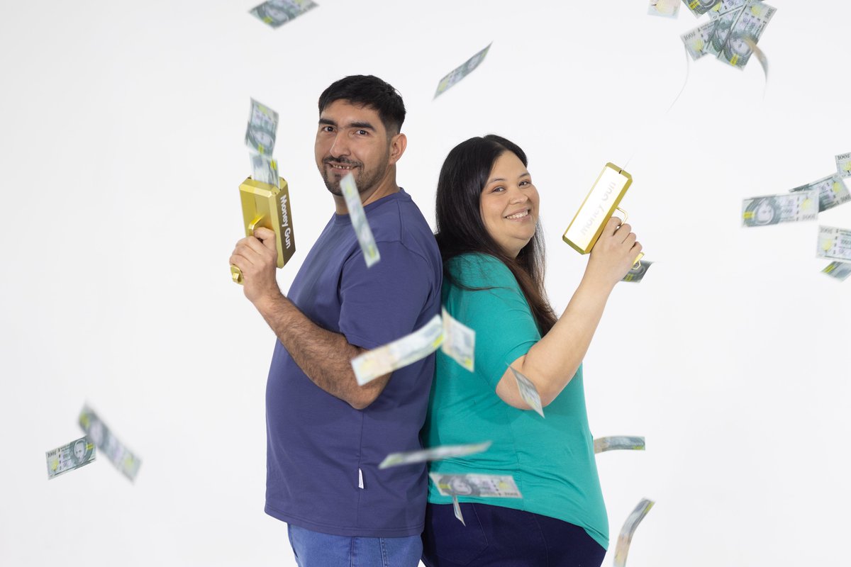 Senetepy's tweet photo. 🎉 ¡Te presentamos a los nuevos Poderosos Ganadores! 💥

La familia Paredes González, de la ciudad de Lambaré, hizo historia al acertar los 12 números del Pozo Poderoso y llevarse nada menos que Gs. 1.200 millones. 💰🍀 https://t.co/WsA77Wlpii