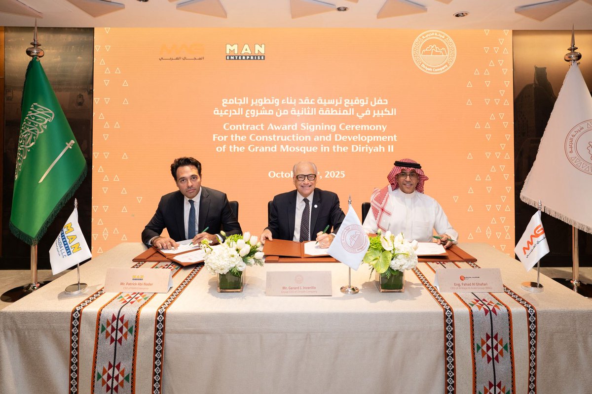 SPAregions's tweet image. شركة الدرعية توقع عقدًا لتطوير الجامع الكبير في المرحلة الثانية من مشروع الدرعية بقيمة 917 مليون ريال ومساحة بناء تبلغ 12,320م² ليتّسع نحو 11,400 مصلٍّ، منهم 5,240 في المصلى الداخلي، و6,160 في الساحات الخارجية.
spa.gov.sa/N2416730
#واس_عام