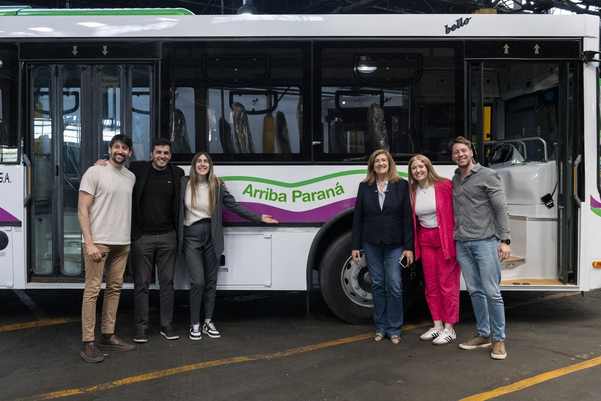 MuniParana's tweet photo. Avanza la renovación del transporte urbano 🚍

La Presidenta Municipal @rosarioromeroOK visitó la planta, donde se estan fabricando las 77 nuevas unidades que comenzarán a prestar el servicio de transporte urbano de pasajeros a partir de diciembre

ℹ️ https://t.co/mIlo2mhGc8 https://t.co/YYfESYKppO