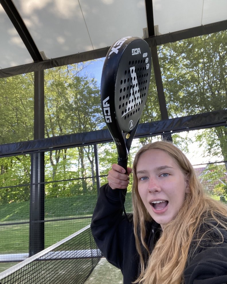 almaalarm's tweet photo. this guy is scared bc i’m about to whack him #f1twtselfieday #padelprotips https://t.co/nayeb1rnZ2