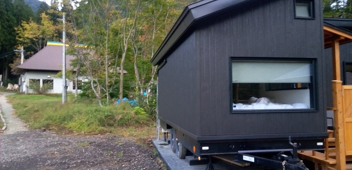 copoyamase1's tweet photo. また西和賀に新たな風が！
どん詰まりの山奥に
突如２棟のトレーラーハウス出現！
あの『キッチン開』が宿泊業を始めるらしい
絶品ディナーと朝食付きで１人３万円の予定とか
近日開業予定
これは楽しみ！ https://t.co/Icsc6rqoJf