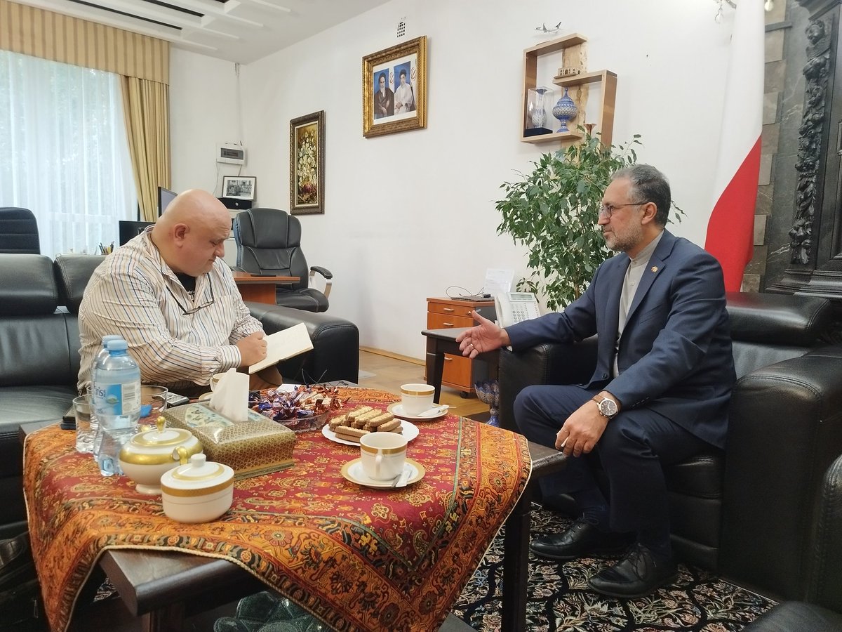IRANinPOLAND's tweet photo. Z wywiadu dla gazety Rzeczpospolita:
Ambasador Islamskiej Republiki Iranu podkreślił konieczność unikania podwójnych standardów w odniesieniu do artykułu Karty Narodów Zjednoczonych, dotyczącego poszanowania suwerenności i integralności terytorialnej państw.
Ambasador Kameli zaznaczył: Islamska Republika Iranu, przy pełnym poszanowaniu priorytetów i kierunku  dyplomacji Polski, oczekuje, że Europa i Polska również wykażą zrozumienie dla obaw i zatroskania Iranu odnośnie własnego bezpieczeństwa.
https://t.co/reqMvw97EQ