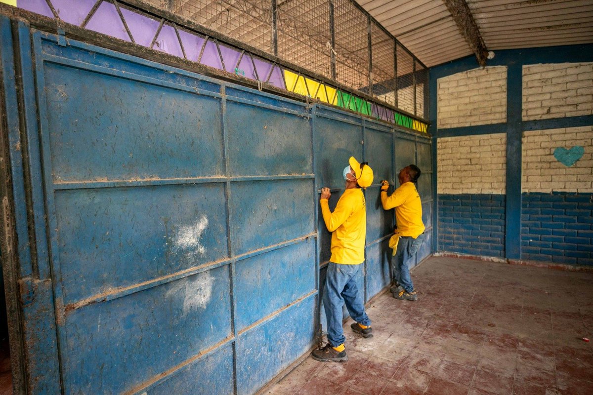 NoticieroSLV's tweet photo. El Centro Escolar Cantón El Despoblado, en Zacatecoluca, La Paz Este, muy pronto contará con nuevas y modernas instalaciones, luego de la intervención número 280 de #DosEscuelasXDía.

Estudiantes de parvularia a básica serán beneficiados con entornos eficientes, seguros y de calidad, garantizando mejores condiciones para el aprendizaje.