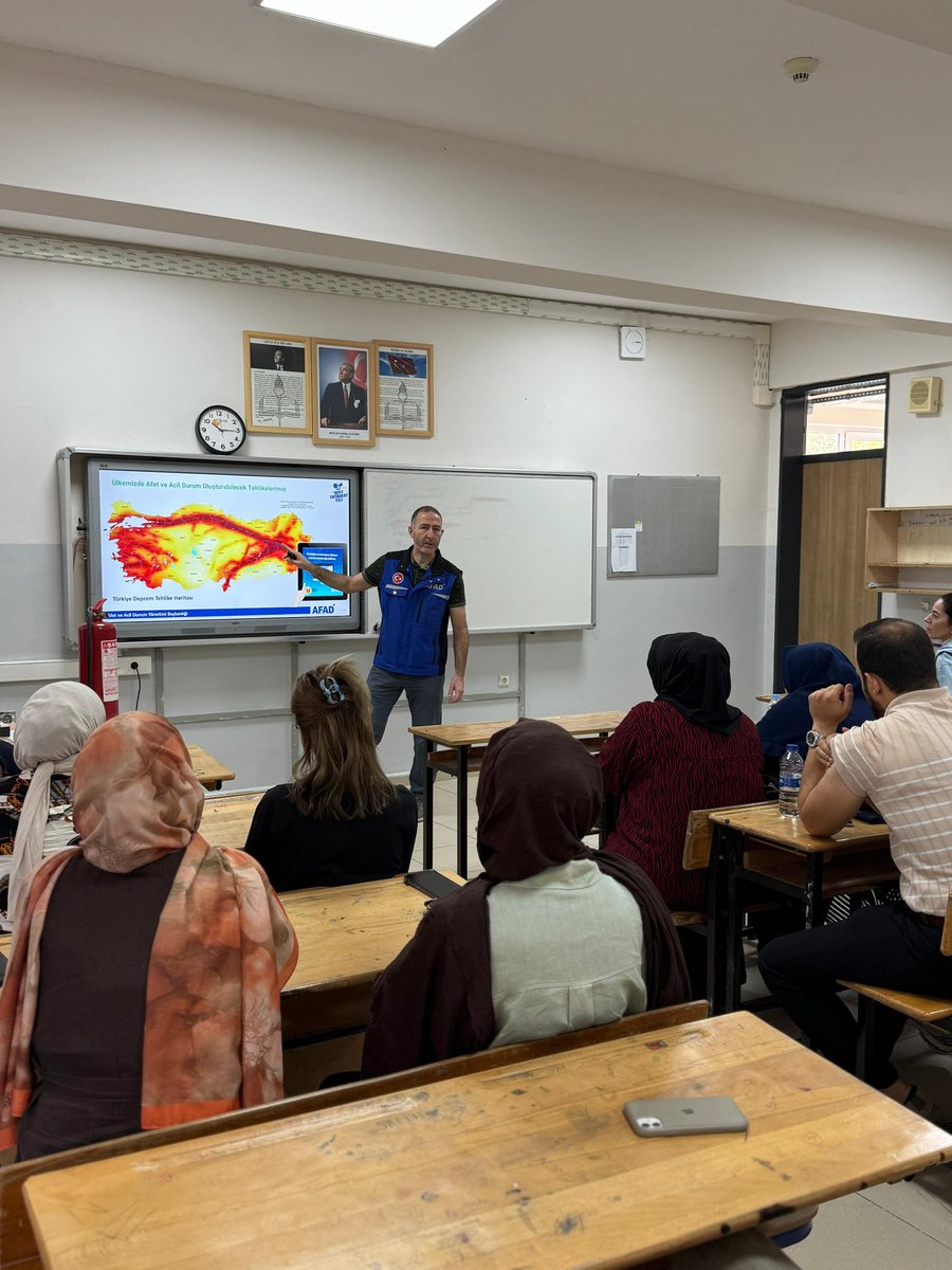 Sakarya İl Millî Eğitim Müdürlüğü tarafından yürütülen "Özel Gereksinimli Öğrenciler İçin Afet Bilinci ve Farkındalık Yolculuğu: Güvenli Gelecek, Yeşil Vatan" projesi kapsamında veli ve öğretmenlere Sakarya İl AFAD Müdürlüğü tarafından Afet Farkındalık Eğitimleri verildi.