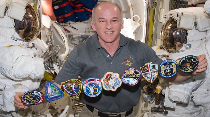 WPAOG's tweet image. ✨ Meet @NASA astronaut COL (R) Jeffrey Williams ’80 a 2x station commander who spent 534 days in #space (the 4th longest on record!) across 4 missions to the ISS. He’s also logged nearly 32 hrs on 5 spacewalks. 🚀 
More: go.nasa.gov/42S0uOY
 #GoArmy #WorldSpaceWeek