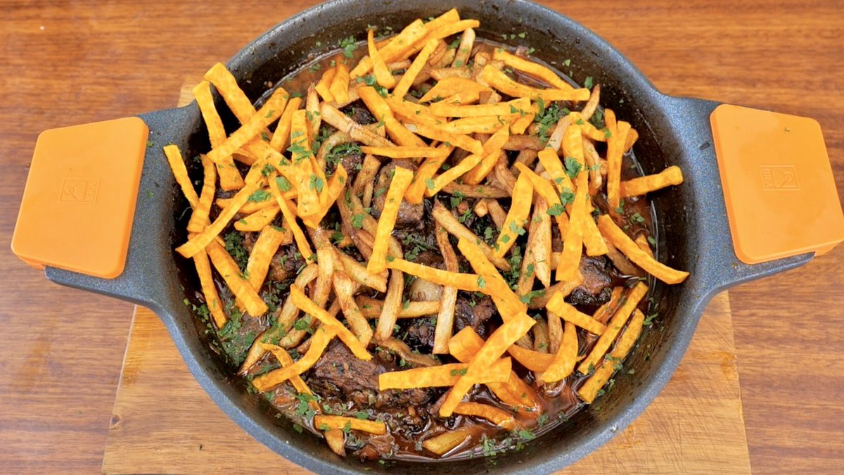 MiquelCalent's tweet image. Avui a #FrediCalentIB3 ensalada d’arròs venere &quot;completeta&quot;, coa de vedella aguiada, migas de pastor,  tiradito de salmó al teriyaki, pollets de primavera,  coca dolça de formatge de cabra i confitura de pebre verd…🍎🥯🍳🍔🐟🥩🍲🧁🍪👨‍🍳🎊🎉