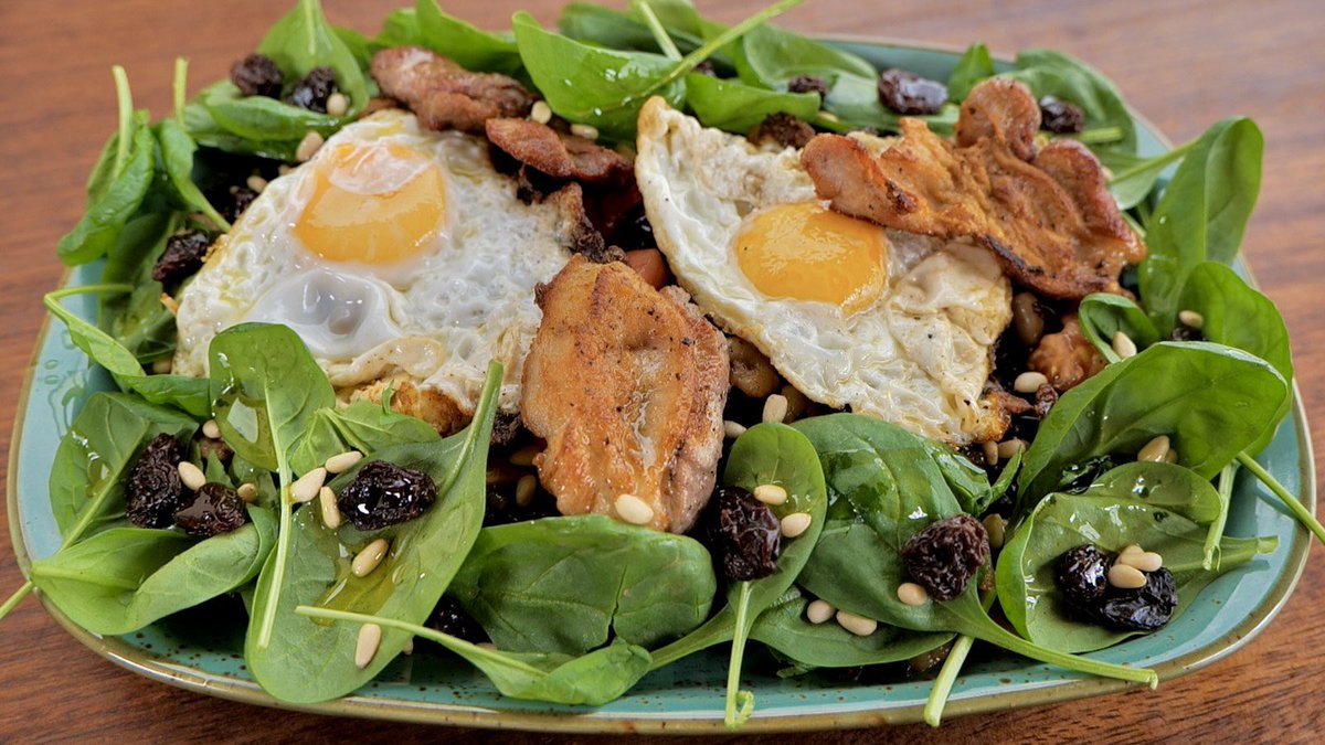 MiquelCalent's tweet image. Avui a #FrediCalentIB3 ensalada d’arròs venere &quot;completeta&quot;, coa de vedella aguiada, migas de pastor,  tiradito de salmó al teriyaki, pollets de primavera,  coca dolça de formatge de cabra i confitura de pebre verd…🍎🥯🍳🍔🐟🥩🍲🧁🍪👨‍🍳🎊🎉